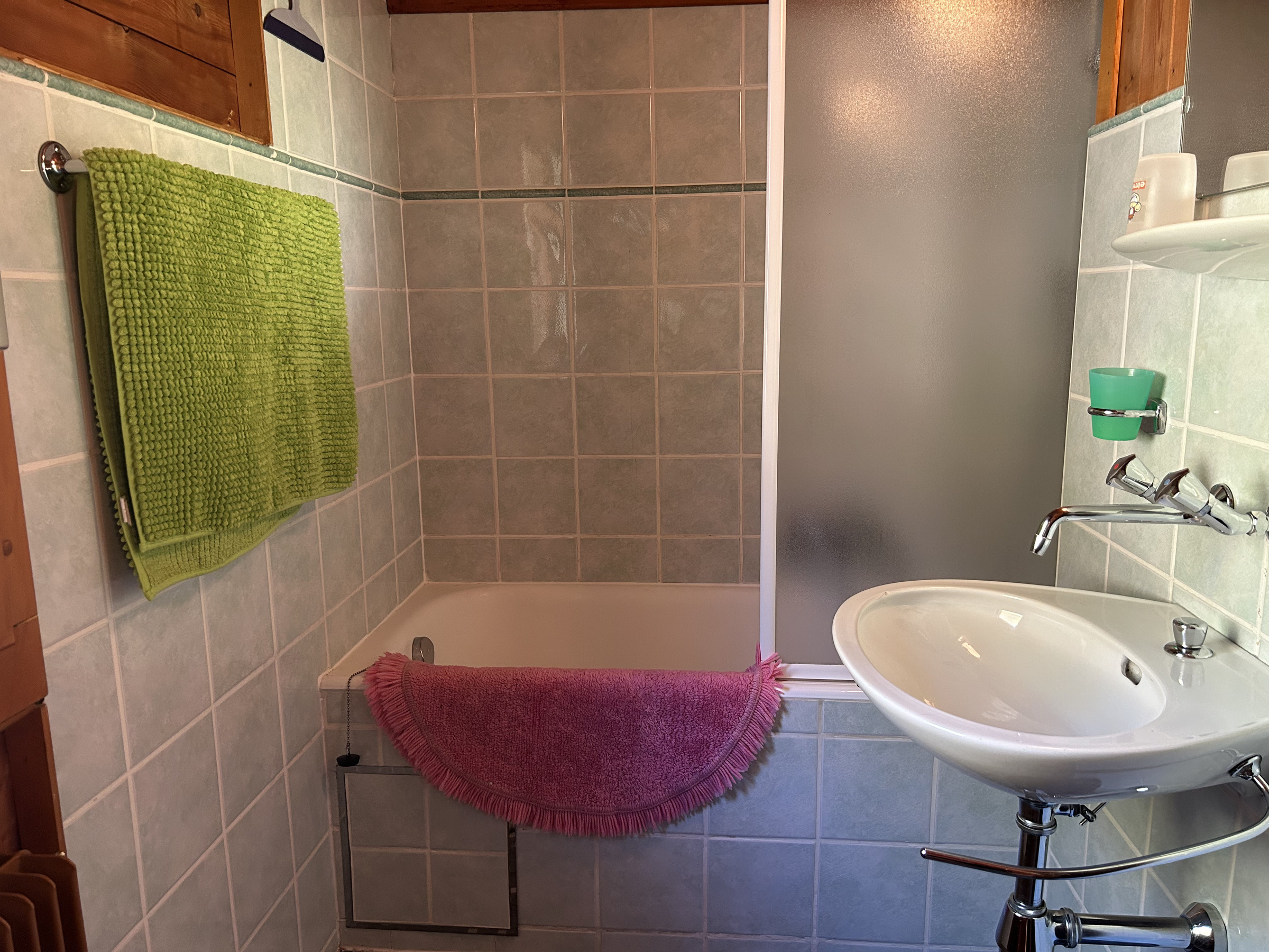 Badezimmer mit Badewanne Badezimmer mit Badewanne