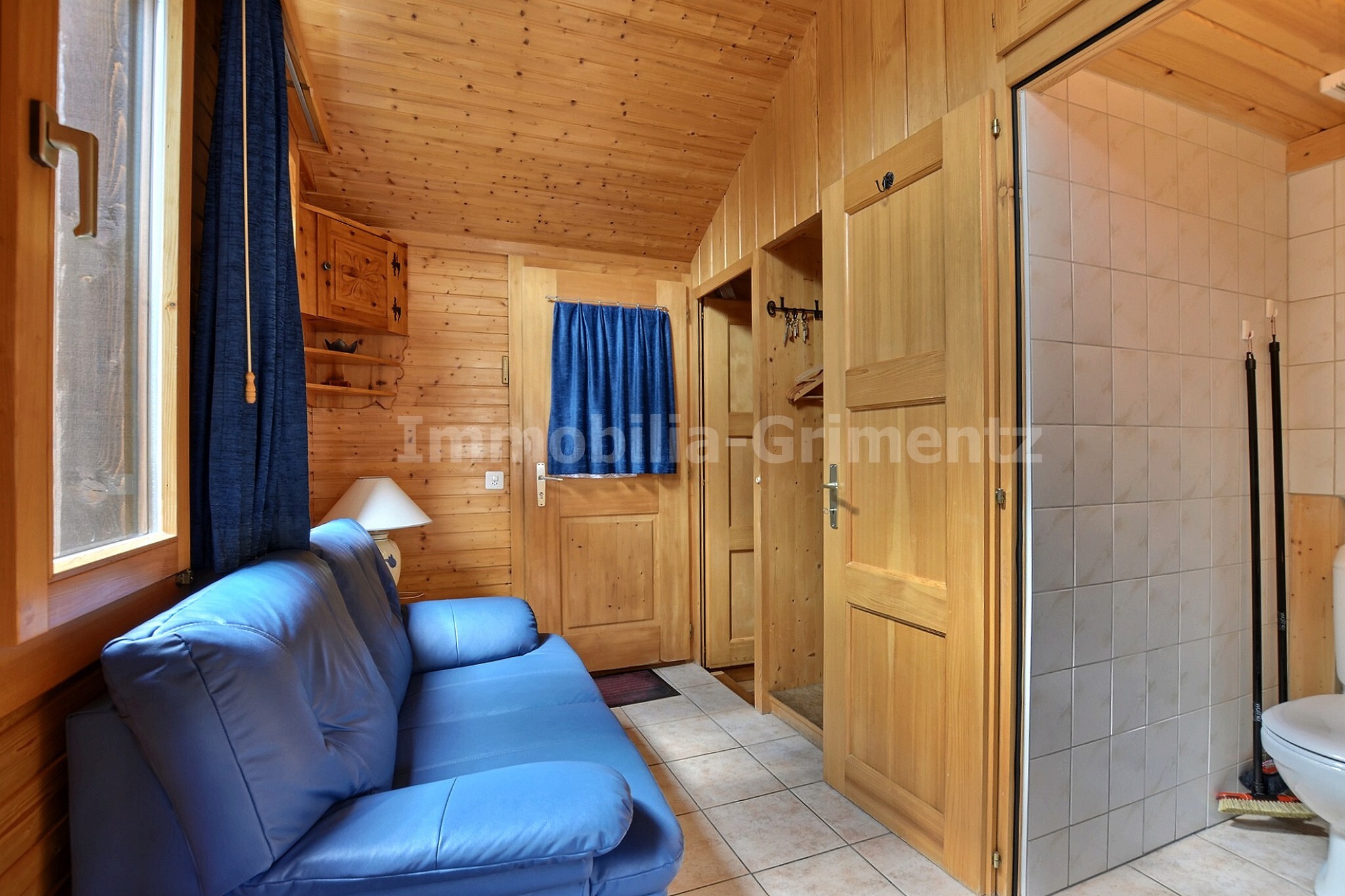 Wohnzimmer und Badezimmer Wohnzimmer und Badezimmer