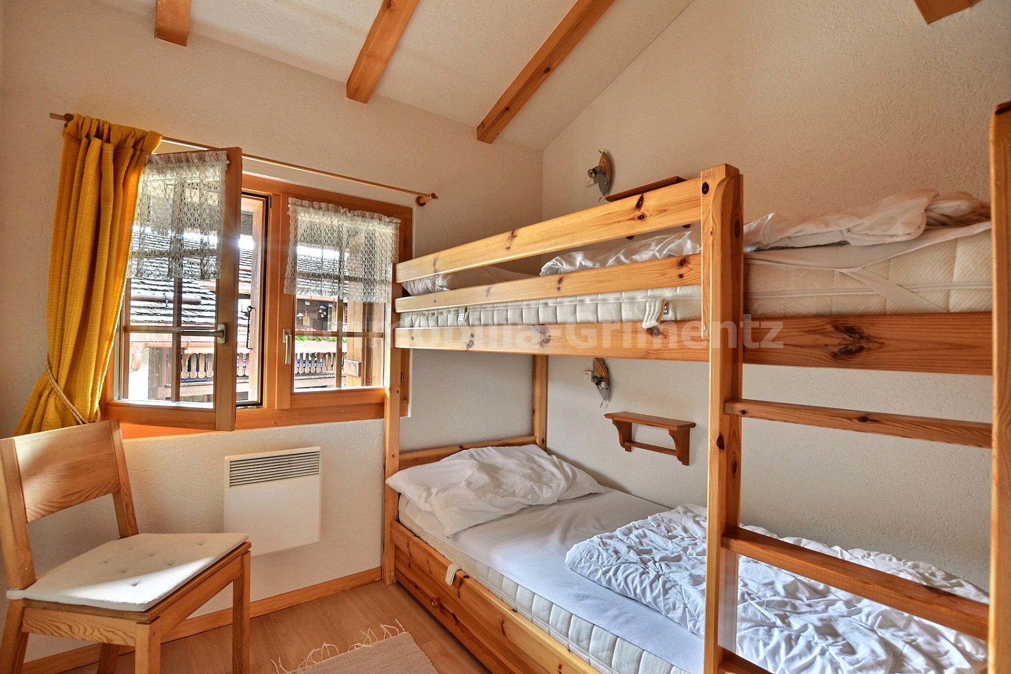 Schlafzimmer mit 3 Betten wovon 1x Etagenbett Schlafzimmer mit 3 Betten wovon 1x Etagenbett