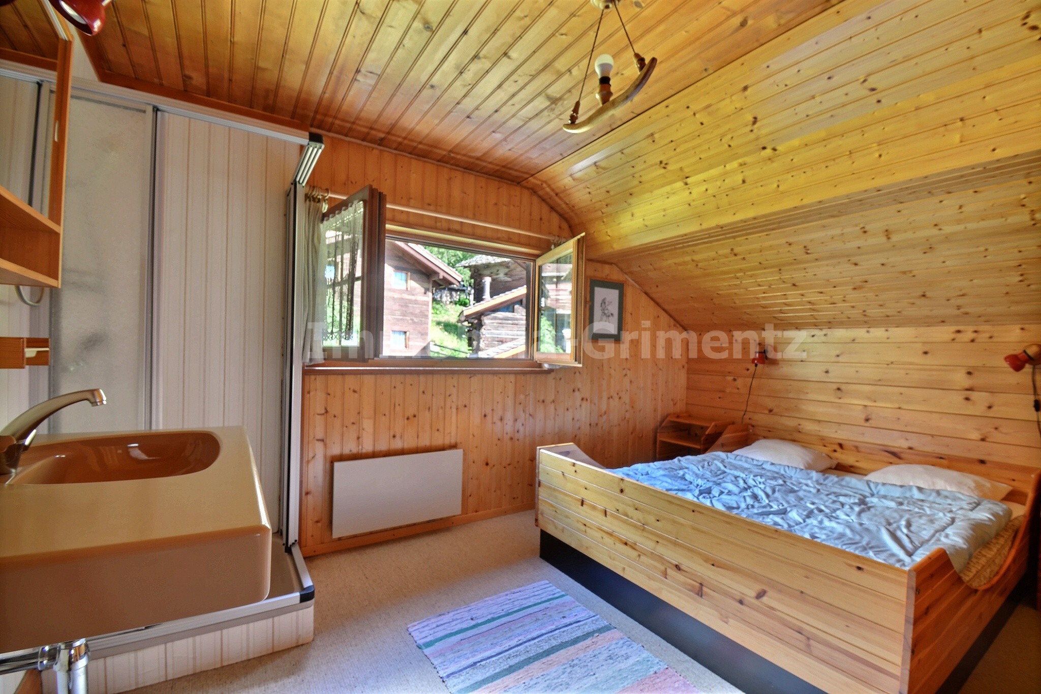 Schlafzimmer mit 1 Doppelbett und Dusche Schlafzimmer mit 1 Doppelbett und Dusche