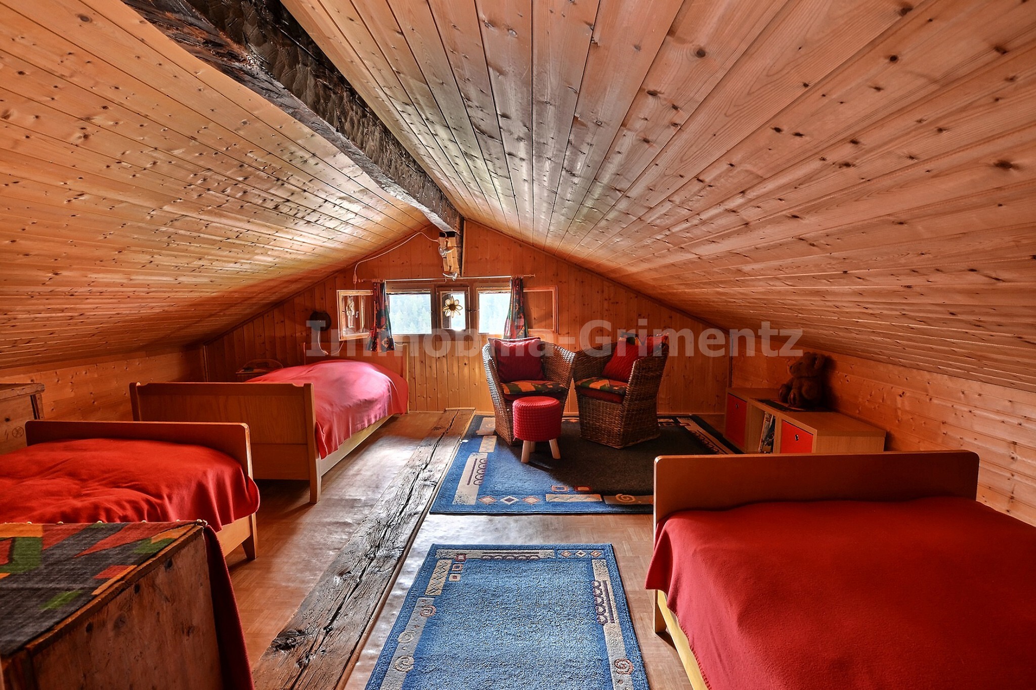 Dachkammer mit 3 Betten Dachkammer mit 3 Betten