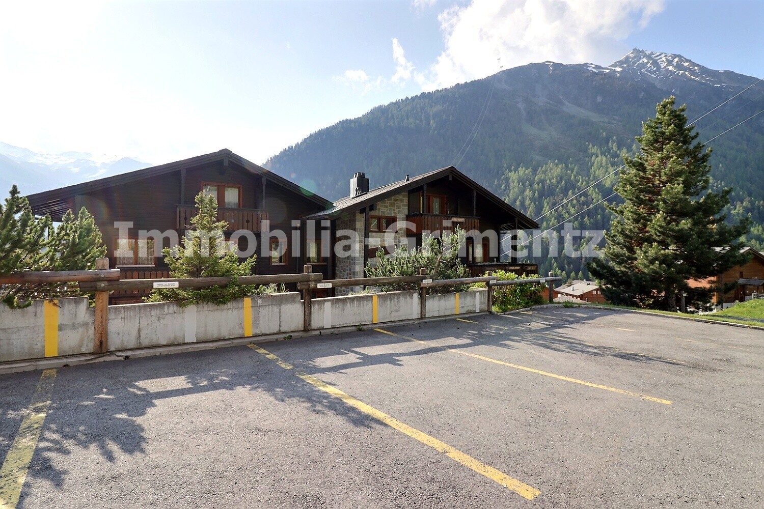 Zufahrt und privater Parkplatz Zufahrt und privater Parkplatz