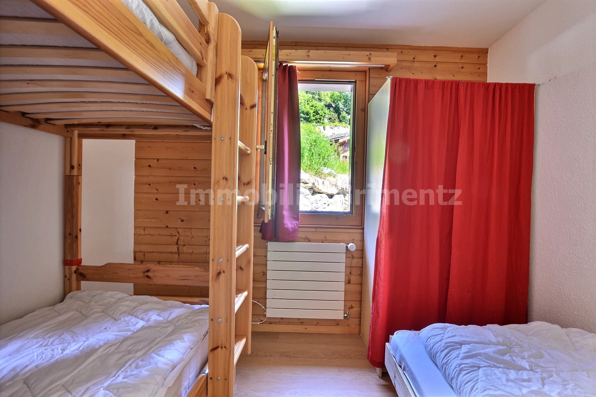 Chambre à 1 lit superposé et 1 lit pliant Chambre à 1 lit superposé et 1 lit pliant