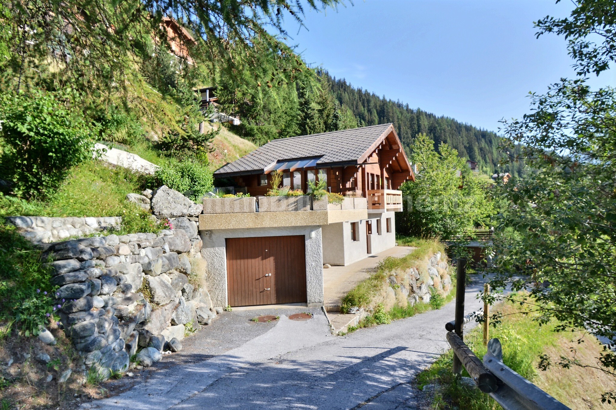 Aussenansicht  Garage - Terrasse Aussenansicht  Garage - Terrasse