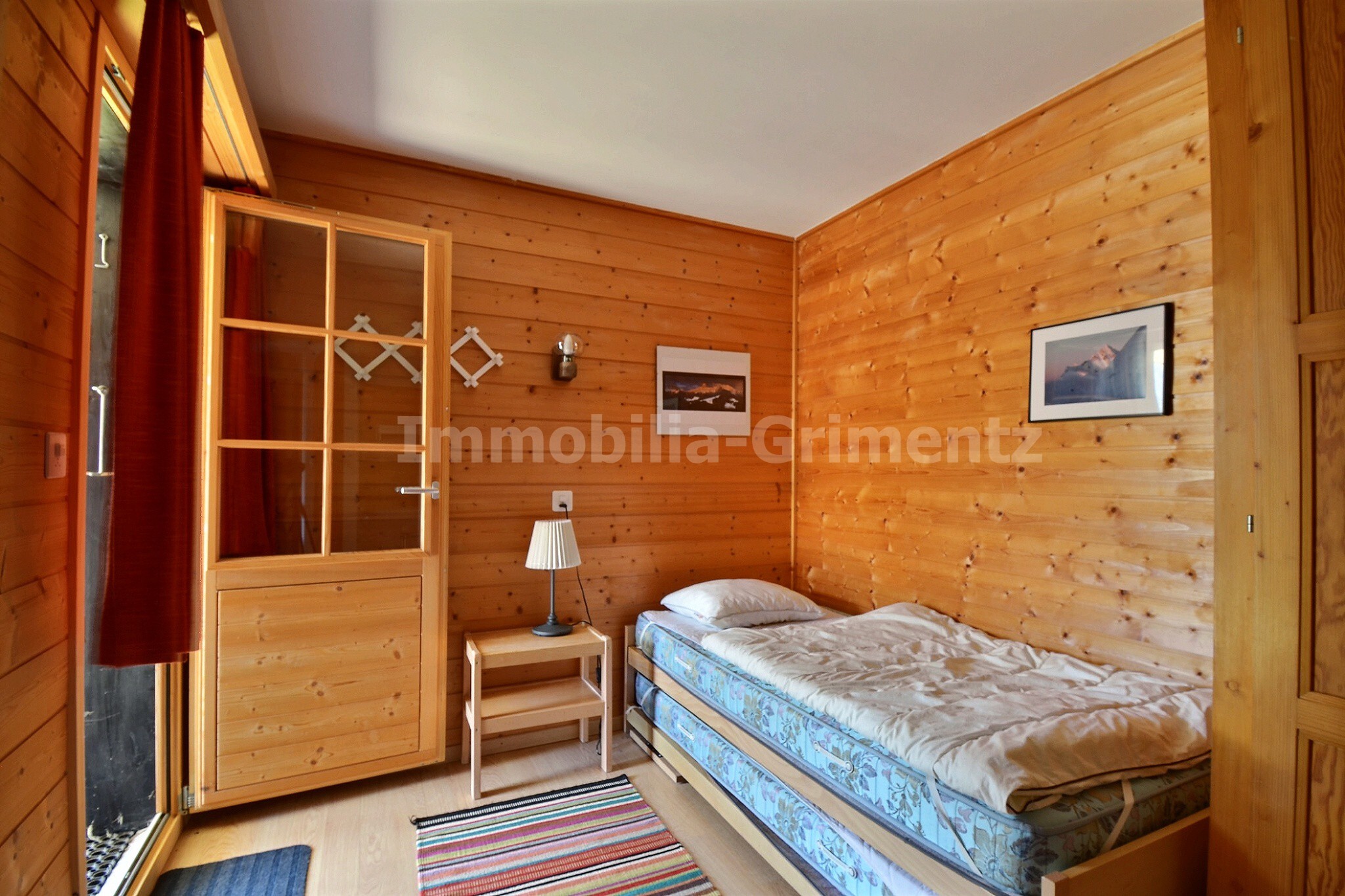 Schlafzimmer 3  mit 2 Betten und Waschbecken Schlafzimmer 3  mit 2 Betten und Waschbecken